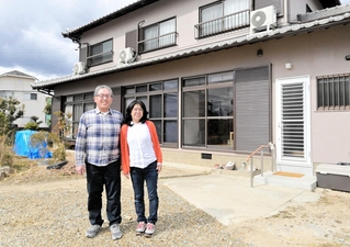 赤穂に移住し、自宅を地域の交流拠点にしようと取り組む江西保夫さん、京子さん夫婦＝赤穂市内