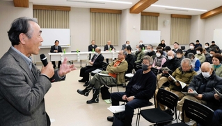 ちくさええとこ協議会の設立総会で協議会の取り組みについて説明する田住学会長（左）＝宍粟市千種町千草、千種市民協働センター「ライブリーちくさ」