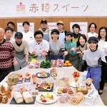 市内の２３事業者が工夫をこらした「赤穂スイーツ」＝赤穂市役所