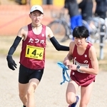 男子・たつの市の６区大塚陽貴選手（左）からたすきを受け取る７区山本達稀選手＝加古川市の加古川河川敷マラソンコース（撮影・斎藤雅志）