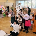 公演に向けて練習に励む「劇団アルティスタ」＝赤穂市尾崎