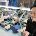 軽量ヘッドのアイアン「ブレイクコモンセンス」を手にする藤本技工の藤本雄介さん＝市川町上田中