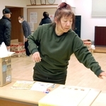 安否確認訓練に向けて準備を進める高石幸子さん（手前）と自治会役員＝上郡町高田台３、高田台自治会館