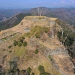 山の頂上に石垣が数多く残る山城の利神城跡（小型無人機で撮影）＝２０２０年、佐用町平福