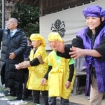 掛布雅之さんと餅をまく子福ちゃん＝福崎町西田原