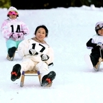 雪上を滑走する木ぞりレースの参加者＝宍粟市波賀町戸倉、ばんしゅう戸倉スキー場