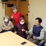 利用者らと手足を動かしながらしりとりをする藤原洋子さん（左から３人目）＝神河町猪篠