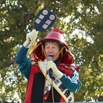 黒田官兵衛になりきりランナーを鼓舞する間寛平さん＝姫路市本町（撮影・小林良多）