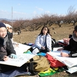 早春の梅林で写生に挑戦する子どもたち＝綾部山梅林