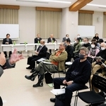 ちくさええとこ協議会の設立総会で協議会の取り組みについて説明する田住学会長（左）＝宍粟市千種町千草、千種市民協働センター「ライブリーちくさ」