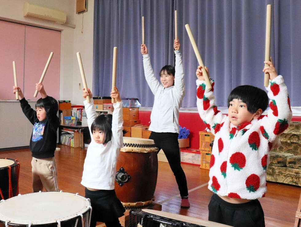 サクラの里で、勇壮かつみやびやかな調べを 和太鼓プロが指導する