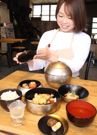 球体のお重に入った玉手箱ランチ＝福崎町山崎
