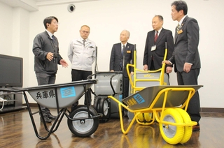 ２輪の手押し車の特徴を伝える（左から）市川町の近藤準人さんと新井貴博さん＝中播磨県民センター