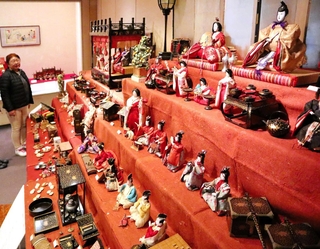 時代や見た目の異なる多彩なひな人形で彩られた会場＝たつの市龍野町上霞城