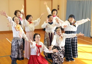 「東京ブギウギ」のダンスを練習するチアＢＡＡＢＡのメンバー＝神河町杉