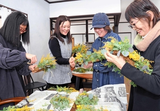 梶本美和さん（左から２人目）に教えてもらいながら、リース作りに取り組む参加者＝宍粟市山崎町山崎、カフェ慶慶