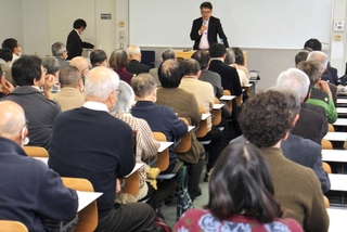 自らの研究に柳田学を取り入れる学者らによるシンポジウム＝東京都新宿区