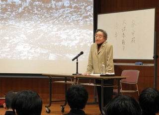 戦時中の暮らしや姫路で受けた空襲について話す立岩昭子さん＝神河町上岩