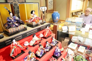 老舗の和菓子店に展示されたひな人形＝たつの市龍野町下川原