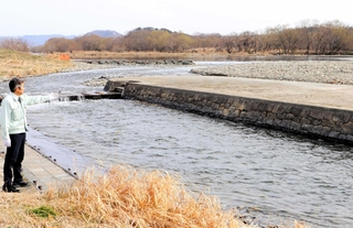 大規模な清掃作業を経た水上ステージ。後ろの中州は完成当時はほとんどなかったという＝たつの市揖保川町正條