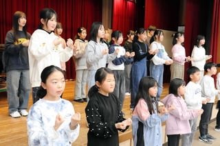 復興への祈りを込め、「しあわせ運べるように」の手話コーラスを練習する団員ら＝総合福祉会館