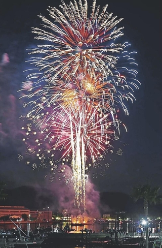 相生ペーロン祭の前夜にあった昨年５月の海上花火大会。有料観覧席を設けてペーロン祭の存続を図る