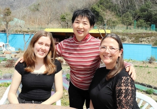 庭園で笑顔を見せる衣本妃凛さん（中央）と外国人観光客ら。交流の深まりを願う＝上郡町八保甲