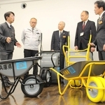 ２輪の手押し車の特徴を伝える（左から）市川町の近藤準人さんと新井貴博さん＝中播磨県民センター