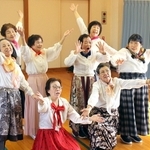 「東京ブギウギ」のダンスを練習するチアＢＡＡＢＡのメンバー＝神河町杉