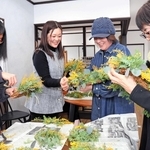 梶本美和さん（左から２人目）に教えてもらいながら、リース作りに取り組む参加者＝宍粟市山崎町山崎、カフェ慶慶