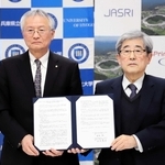 協定書を持つ兵庫県立大の高坂誠学長（左）とＪＡＳＲＩの雨宮慶幸理事長＝佐用町光都１（ＪＡＳＲＩ提供）
