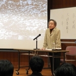 戦時中の暮らしや姫路で受けた空襲について話す立岩昭子さん＝神河町上岩