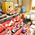 老舗の和菓子店に展示されたひな人形＝たつの市龍野町下川原