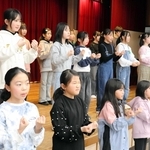 復興への祈りを込め、「しあわせ運べるように」の手話コーラスを練習する団員ら＝総合福祉会館