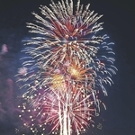 相生ペーロン祭の前夜にあった昨年５月の海上花火大会。有料観覧席を設けてペーロン祭の存続を図る