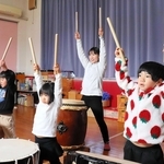 かみごおりさくらマルシェに向け、稽古に励む箕輪真弥さん（奥）と子どもたち＝上郡町内