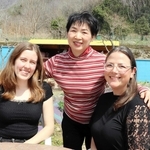 庭園で笑顔を見せる衣本妃凛さん（中央）と外国人観光客ら。交流の深まりを願う＝上郡町八保甲