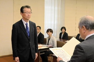 市議選でトップ当選し、証書を受ける中谷行夫氏＝赤穂市役所