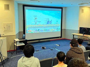 ゲームを使った交流会に参加する子どもら（一般社団法人「ｚｕｔｔｏ」提供）