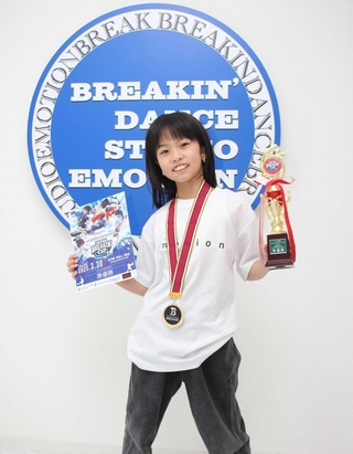全国大会準優勝のトロフィーを手にする宇田朱々菜さん＝姫路市保城