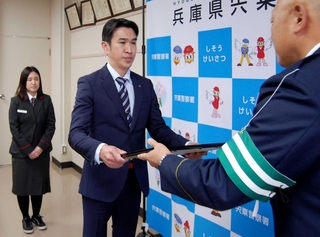 感謝状を受ける鶴崎和史局長（中央）と谷口妙子さん＝宍粟署