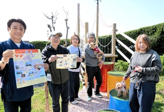 完成したマップを紹介する長棟光亮さん（左）ら＝赤穂市御崎