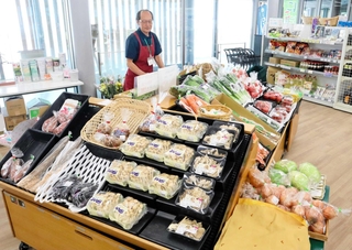 住民有志が開業したスーパー「にこにこマート」の店内。品ぞろえは、同規模の民間施設と遜色ない＝宍粟市波賀町上野