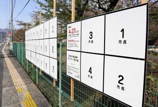 宍粟市長選、市議選のポスター掲示板。両選挙とも８年ぶりの舌戦となる＝宍粟市山崎町