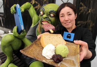 妖怪「小豆洗い」をイメージして抹茶アイスとあんこを添えたもち麦シフォンケーキ＝食べ処　くろすけ