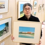 絵画展の会場で作品を手にする須飼秀和さん＝たつの市龍野町上霞城、霞城館