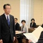 市議選でトップ当選し、証書を受ける中谷行夫氏＝赤穂市役所
