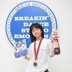 全国大会準優勝のトロフィーを手にする宇田朱々菜さん＝姫路市保城