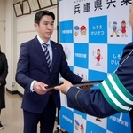感謝状を受ける鶴崎和史局長（中央）と谷口妙子さん＝宍粟署