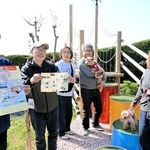 完成したマップを紹介する長棟光亮さん（左）ら＝赤穂市御崎